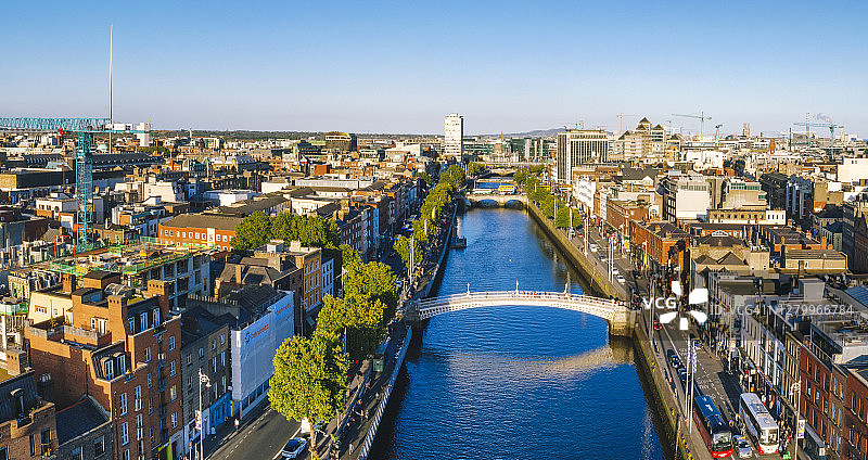 都柏林航拍：半便士桥与利菲河日落图片素材