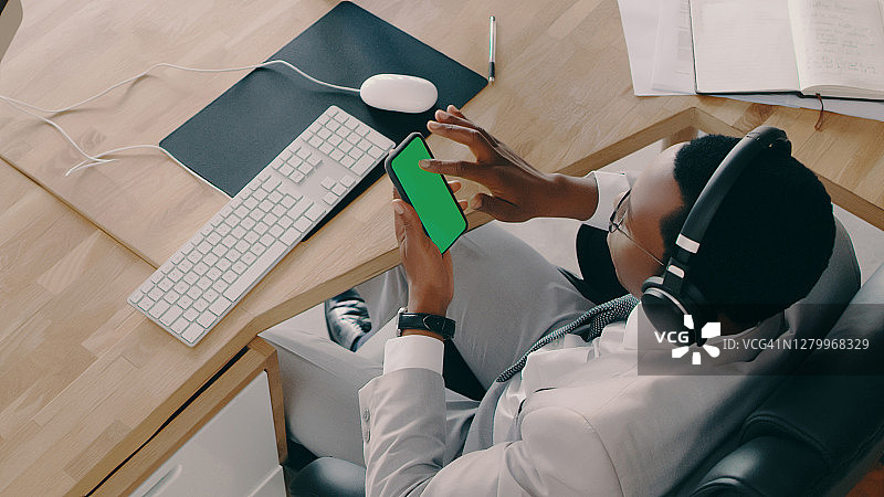 工作让我疲惫时，音乐能让我振作起来图片素材