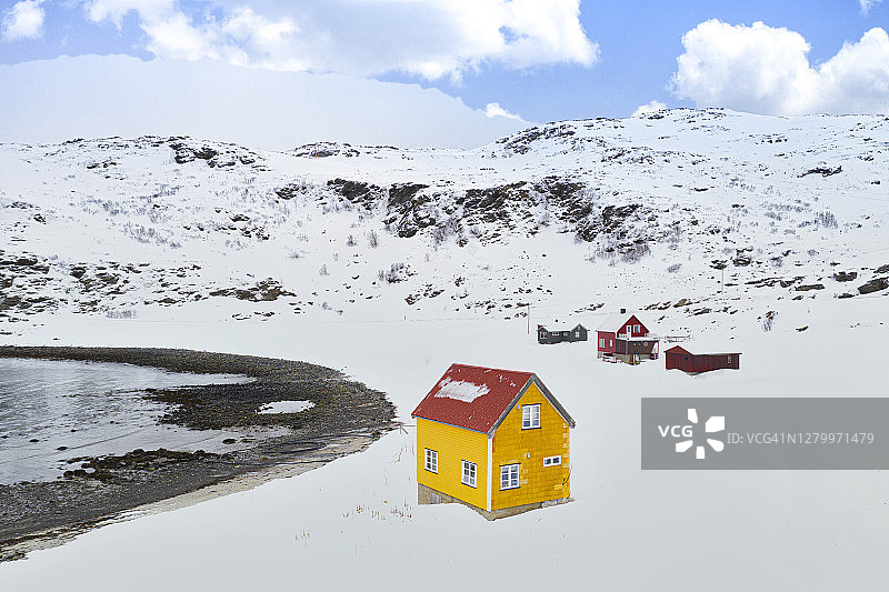 挪威芬马克索罗亚岛北冰洋边的雪地渔民小屋图片素材