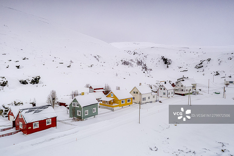 冬季白雪覆盖的挪威芬马克索瑞亚岛索尔瓦尔村庄图片素材