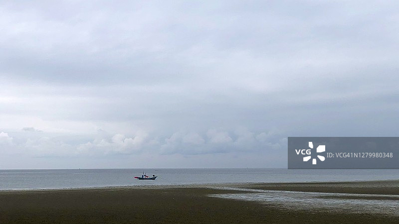 昭劳海滩码头风光：退潮时停靠在昭劳海滩岸边的渔船图片素材