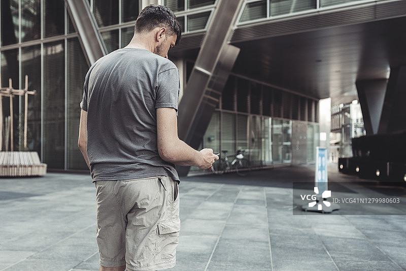 手持电话且手肘挫伤的男人图片素材