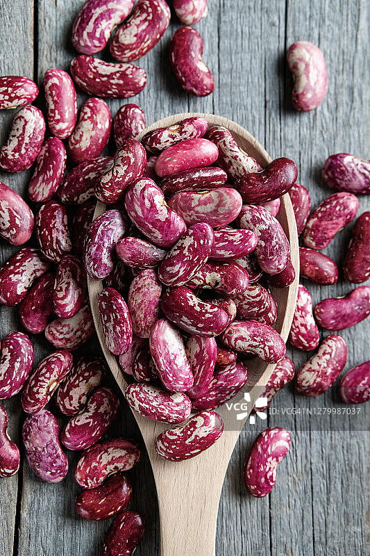 木勺中的干燥红豆，在桌子背景上，素食图片素材