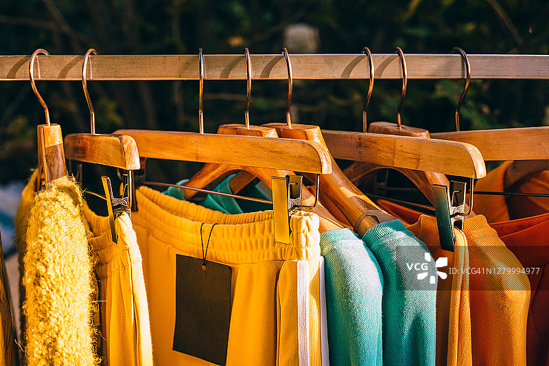 设计师服装店的架子上挂着衣服图片素材