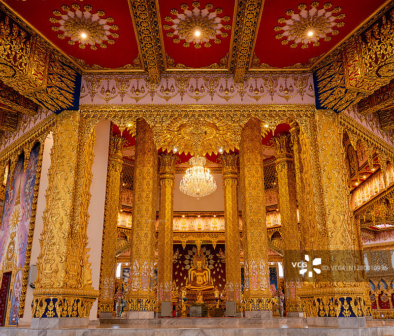 泰国黎逸府玛哈佛塔中的金色佛像图片素材