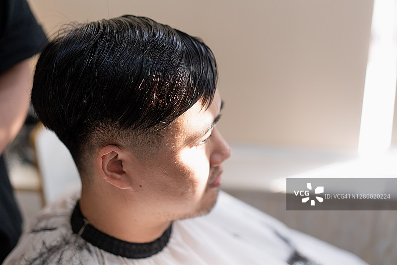 年轻的中国男人理发图片素材
