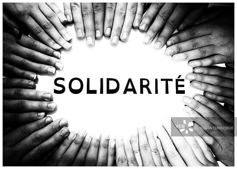 众人围绕用法语书写的“团结”一词图片素材