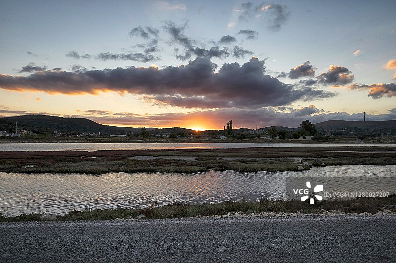 阴沉秋日阿拉恰特河口日落图片素材