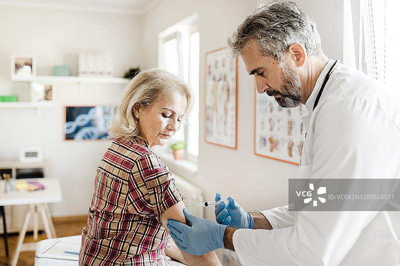 女人接种疫苗图片素材