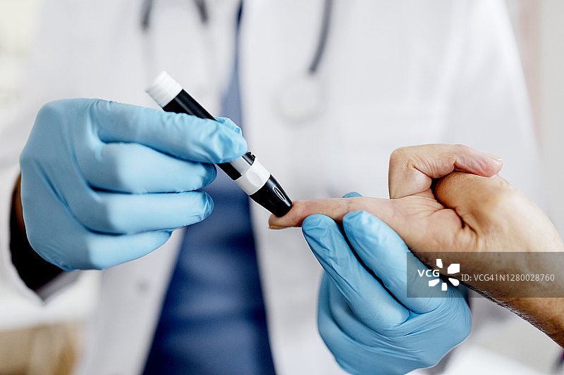 糖尿病患者应密切关注血糖水平图片素材