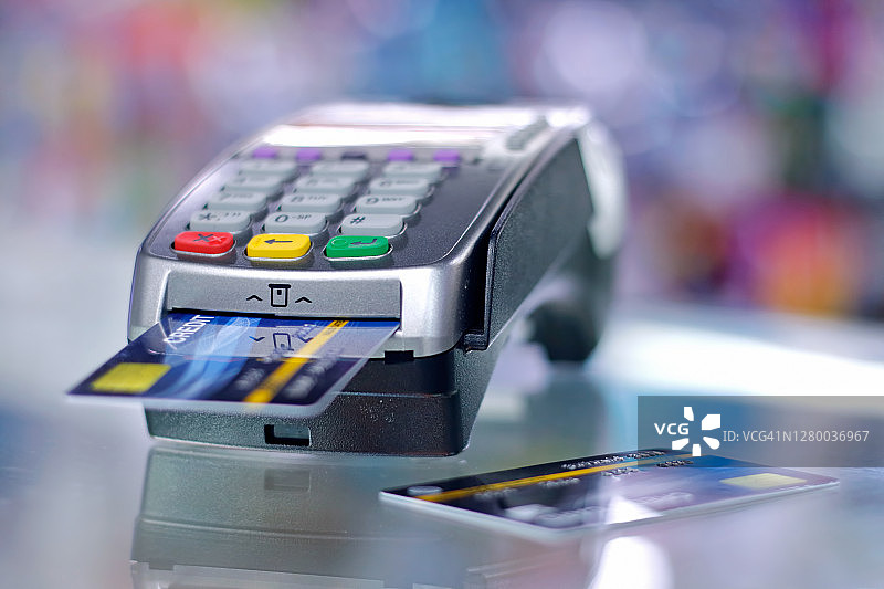 通过终端刷信用卡进行支付。顾客使用EDC机支付。买卖产品或服务图片素材