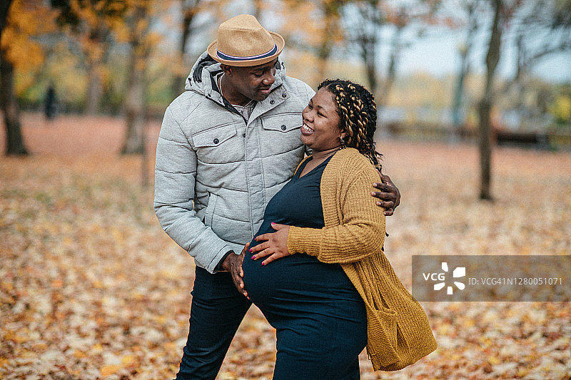 秋日美景，幸福情侣公园漫步图片素材