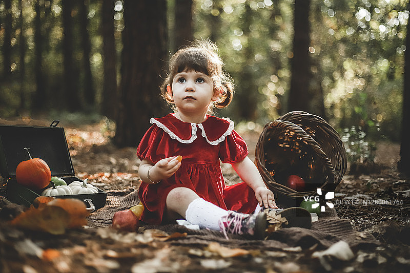 穿红色连衣裙的女孩与万圣节南瓜图片素材