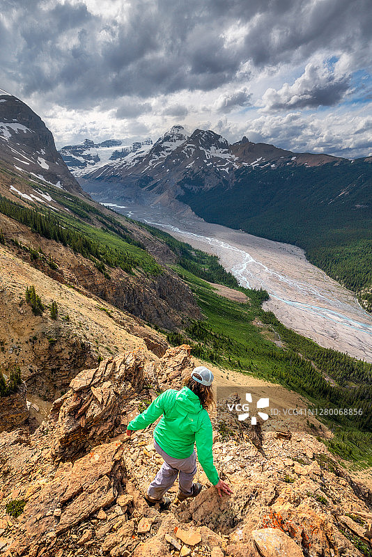 一位女徒步旅行者在班夫国家公园下降大弯峰，萨斯喀彻温河流淌而下图片素材