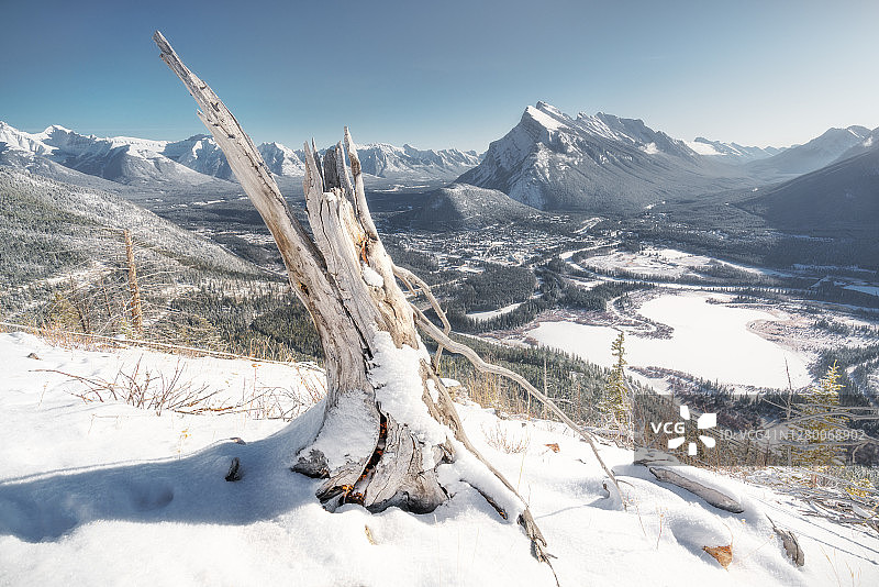加拿大艾伯塔省班夫国家公园班夫和朱砂湖上山丘的新雪图片素材