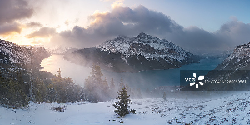 班夫国家公园艾尔默观景台冬季日出，加拿大艾伯塔省图片素材