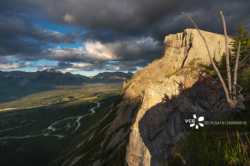加拿大班夫国家公园伦德尔山顶的日落图片素材