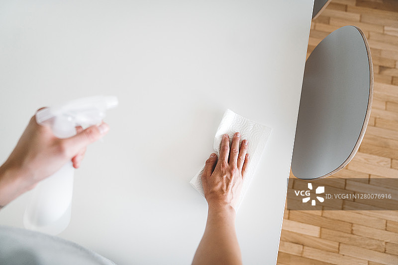 用喷雾清洁剂清洁（第一人称视角）图片素材