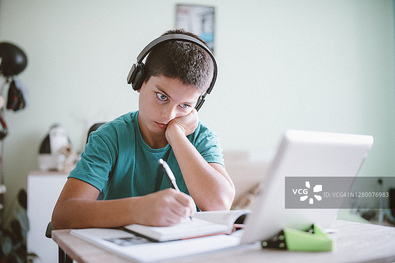 在家学习的男孩图片素材