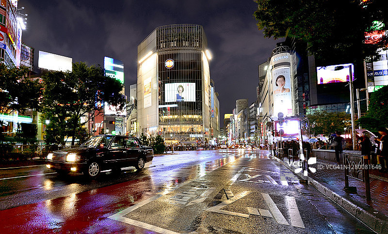 日本东京涩谷区夜景：世界闻名的十字路口图片素材