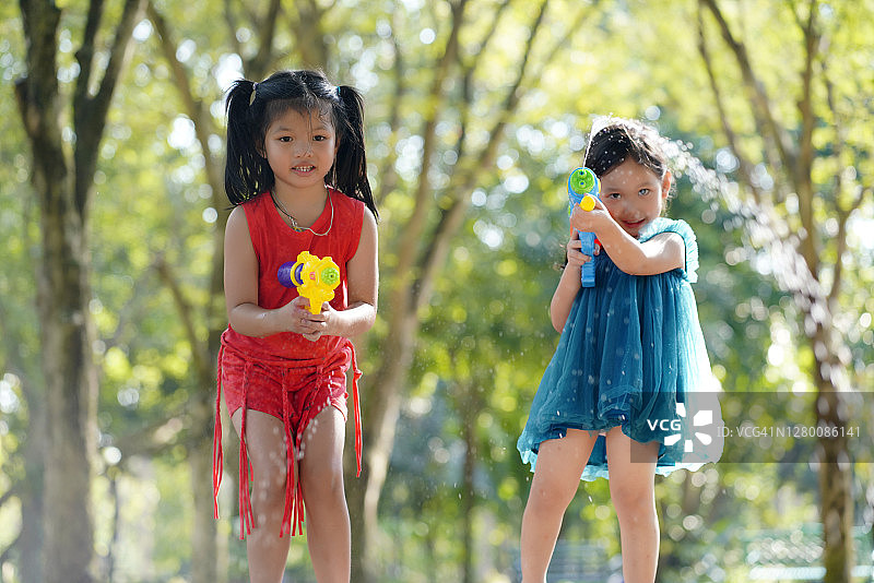 孩子们在后院玩水枪图片素材