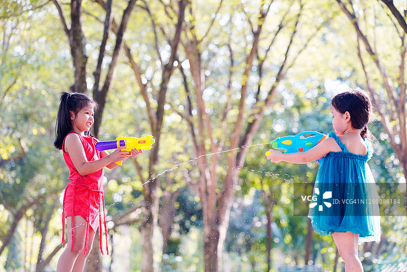 孩子们在后院玩水枪图片素材