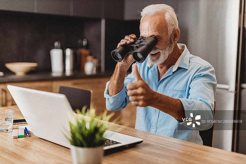 厨房里的年长男人图片素材