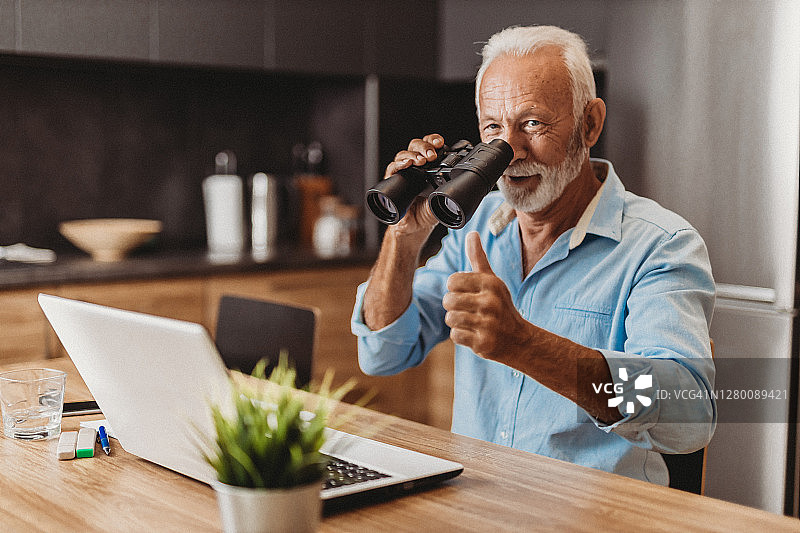 厨房里的年长男人图片素材