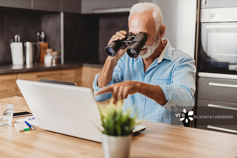 厨房里的年长男人图片素材