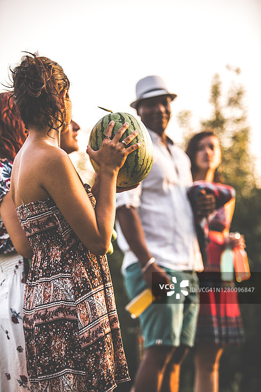 野餐时，她为大家带了西瓜图片素材
