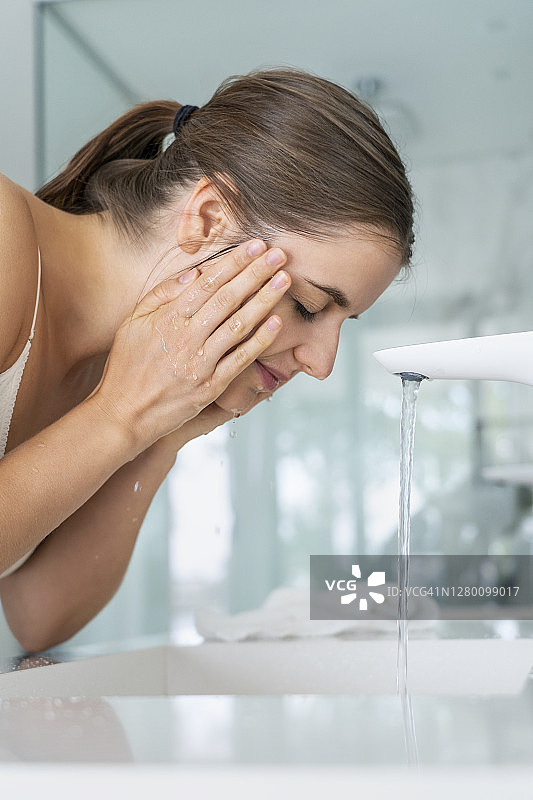 女人在洗脸图片素材