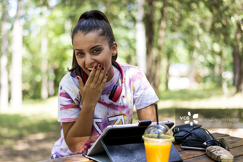 女人在公园里玩耍图片素材