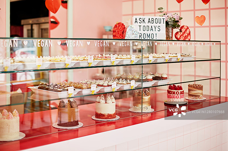 迈阿密面包店的纯素蛋糕和纸杯蛋糕零售展示图片素材