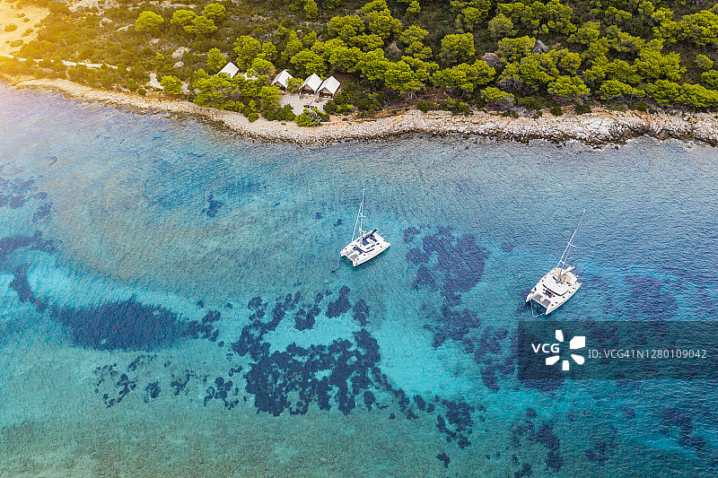 航拍克罗地亚美丽海湾游艇图片素材