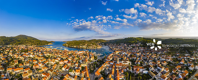 克罗地亚科尔丘拉岛维拉卢卡镇航拍图片素材