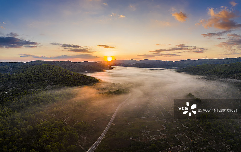 克罗地亚科尔丘拉岛山区薄雾黎明全景图片素材
