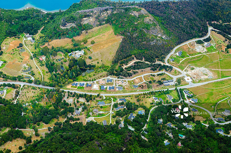 从米尔福德桑峡湾到皇后镇的观光飞行中拍摄的皇后镇郊区壮丽航拍景色图片素材