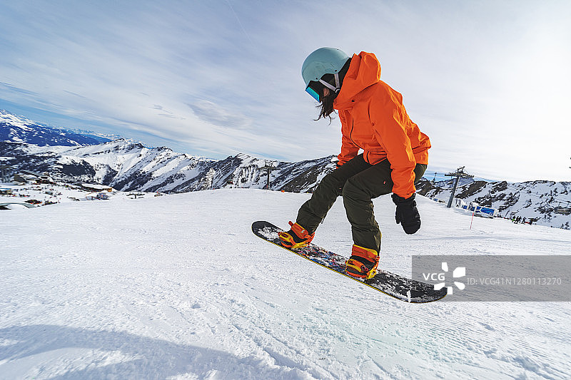 寒假在滑雪胜地图片素材