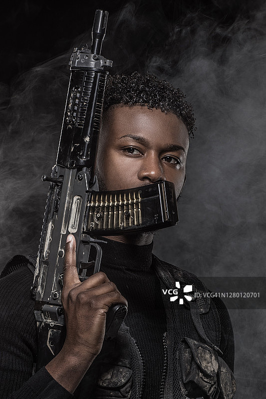 在演播室拍摄的现代城市战争军事题材黑人男士兵图片素材