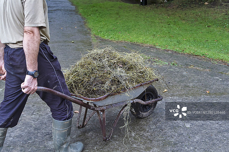 农民推着独轮车图片素材