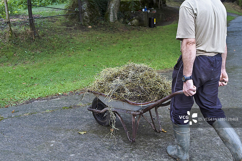 农民推着独轮车图片素材