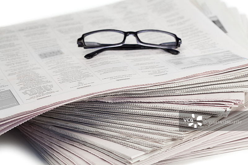 报纸上的一副眼镜图片素材