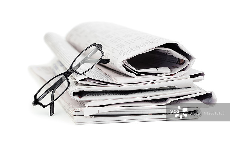 一堆报纸和阅读眼镜图片素材