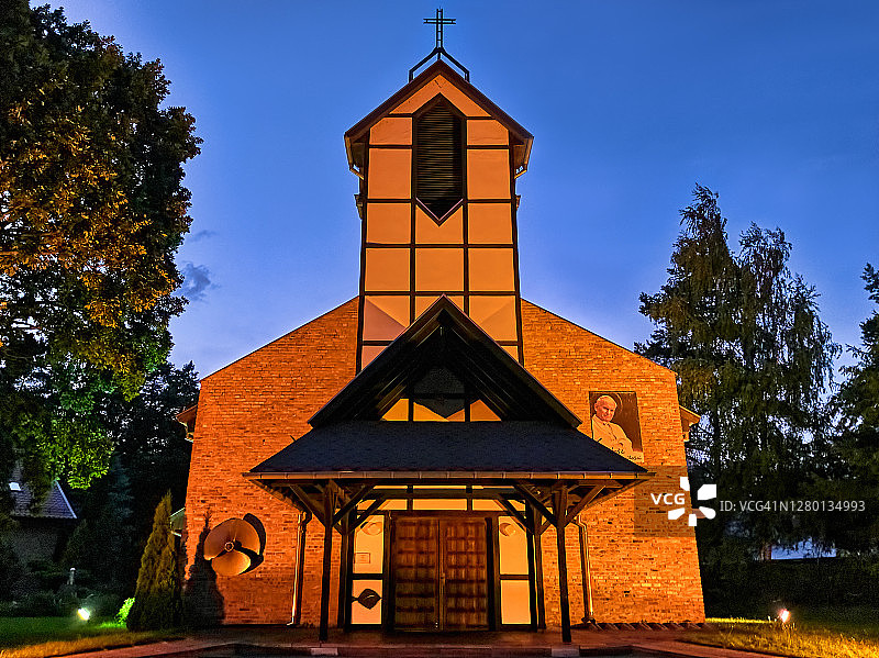 日落时分卡蒂雷巴茨基村罗马天主教圣马可教堂图片素材