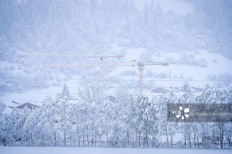 奥地利斯图拜山谷新施蒂夫特镇的冬季景观，大雪过后白雪皑皑的树木图片素材