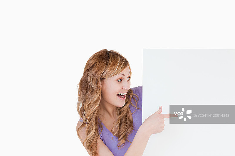 迷人的金发女子拿着白板图片素材