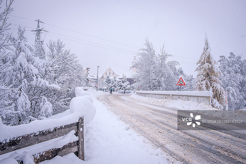 奥地利施图拜山谷新施蒂夫特的冬季景观：新施蒂夫特中心的雪路图片素材