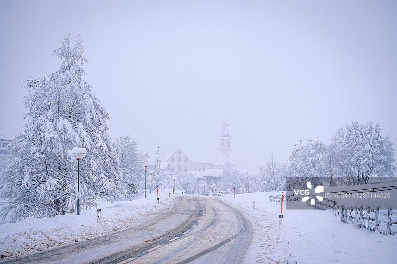 奥地利施图拜山谷新施蒂夫特的冬季景观：新施蒂夫特中心的雪路图片素材