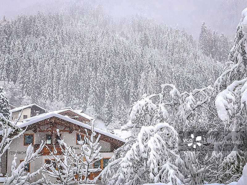 奥地利施图拜山谷新施蒂夫特镇的冬季景色：提洛尔房屋，白雪皑皑，杉树林立图片素材