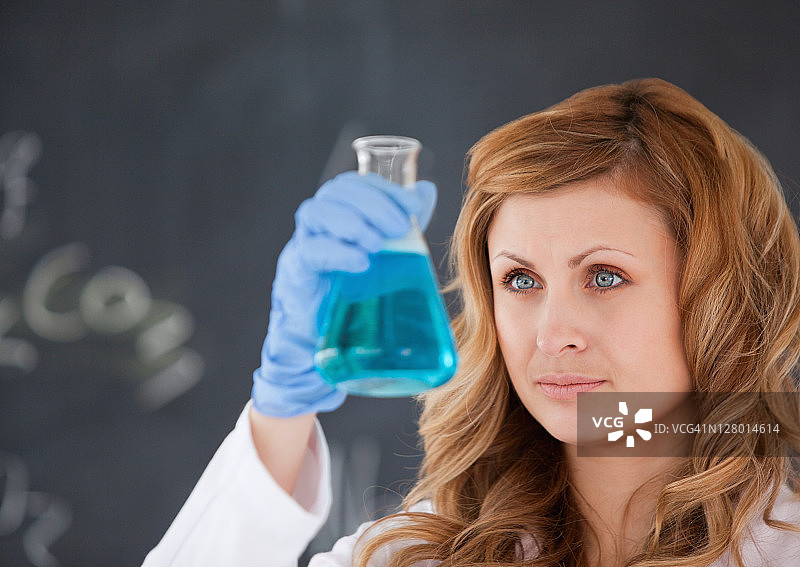 正在做实验的可爱的女科学家图片素材
